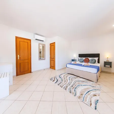 Villa In Lagoa Near Praia Da Marinha * Lagoa (Algarve)